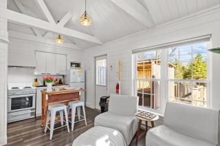 The Vaulted Suite Hot Tub, BBQ Deck, Parking - 4