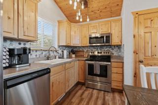 Brando Lodge - Gorgeous Cabin, Hot Tub, Fire Pit, Canyon Access, Lake Views - 5