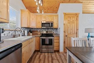 Brando Lodge - Gorgeous Cabin, Hot Tub, Fire Pit, Canyon Access, Lake Views - 2