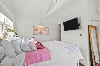 The Vaulted Suite Hot Tub, BBQ Deck, Parking - 1