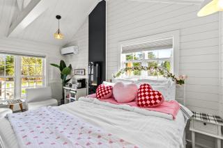 The Vaulted Suite Hot Tub, BBQ Deck, Parking - 6