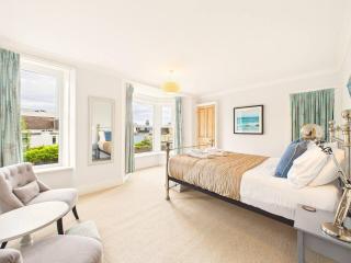 NEW Modern Beachside Retreat By Signature Stays - Spacious FREE Parking - 5