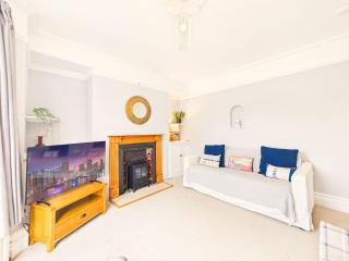 NEW Modern Beachside Retreat By Signature Stays - Spacious FREE Parking - 1