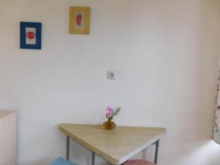 Sweet Apartment in Nea Chora, Balcony & Mountain View, Steps from the Sea - 4
