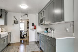 Cozy Farmhouse-Style Cottage by Mighty 5 Ntl Parks - 2