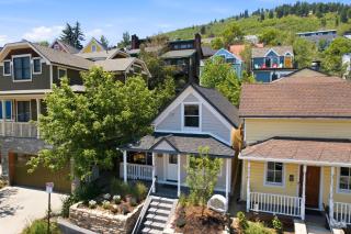 New Listing The Birdhouse Walk to Main Street, Private Hot Tub & Grill, Pets - 5
