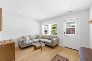 New Listing The Birdhouse Walk to Main Street, Private Hot Tub & Grill, Pets - 1