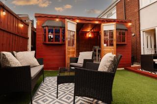 Dewlands 44 Stylish 3BR Home Garden Bar Fire Pit - 1