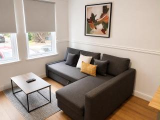 Modern 2 Bed Apartment - Free Parking - 5