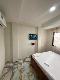 studios R&B climatisé au goudron à Yaoundé-Nsimeyong 100m du collège Vogt,50m super-marché DOVV, WIFI haut débit gratuit,21 - 7