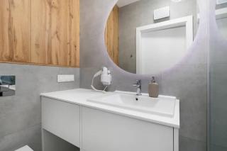 Popiełuszki Modern Apartment by Solarento - 3