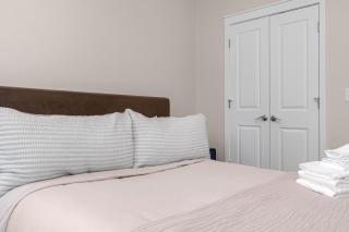 Luxury Modern Condo Near Notre Dame 2BD 2BA - 7