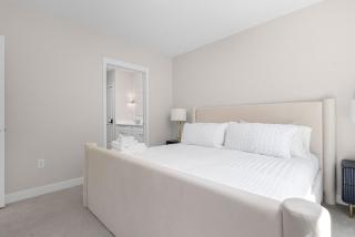 Luxury Modern Condo Near Notre Dame 2BD 2BA - 1