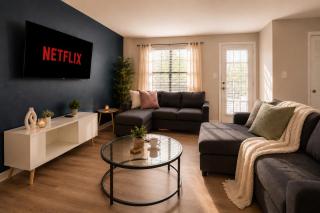 Austin Stay - King Bed, Workspace & Free Parking Near Downtown - 0