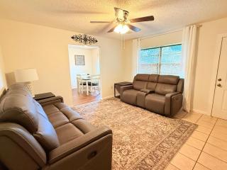 14 Mi to Beaches - Sleeps 4 - Near St Pete & Sarasota - Palmetto Vacation Home - 0