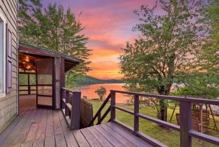 Lakefront Group Retreat on Swan Lake Sleeps 18 Kayaks, Fire Pit & Dock - 6