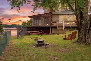 Lakefront Group Retreat on Swan Lake Sleeps 18 Kayaks, Fire Pit & Dock - 4