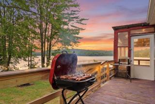 Lakefront Group Retreat on Swan Lake Sleeps 18 Kayaks, Fire Pit & Dock - 2