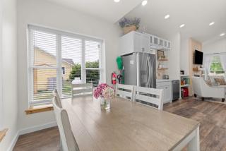 Modern cottage with covered deck grill & fireplace - walk to beach-bars-dining - 4