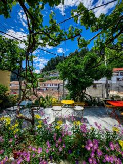 Nika's Guest House - 0
