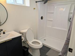 Stylish Sunlit Home, Point Defiance ,Smart TV - 9