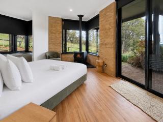 Farm Stay 3-Bed House in North Dandalup - 1