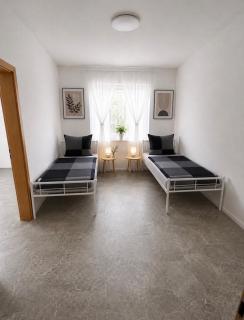 SafeStayMonteurHaus-Privatparkplatz - 1