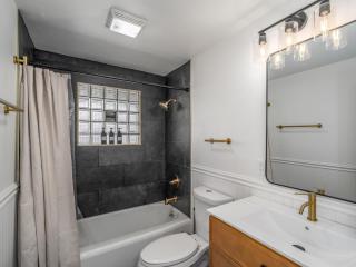 Cozy getaway ,Point Defiance & Proctor, Smart TV - 9