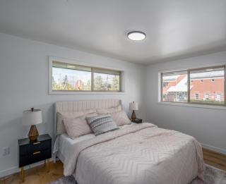 Cozy getaway ,Point Defiance & Proctor, Smart TV - 1