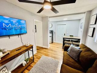 Retreat in Style Private Peaceful Miami Bungalow - 4