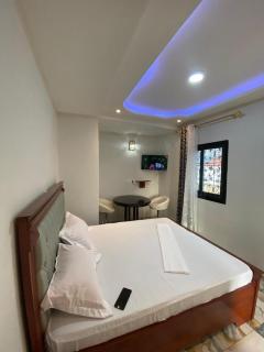 chambre climatisé au goudron à Yaoundé Nsimeyong 100m du collège Vogt,50m super marché DOVV WIFI haut débit gratuit R&B23 - 5