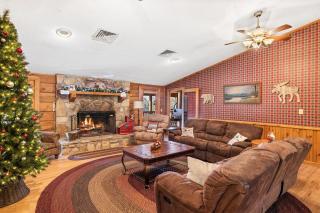 Large Private Douglas Lake Lodge- 8 bedrooms and 6 bathrooms on 12 acres with a dock -sleeps up to 35 - 7