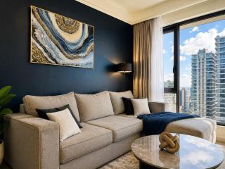 Executive Stay with Rooftop Pool - 9