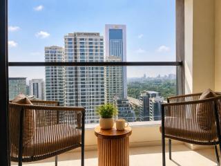 Executive Stay with Rooftop Pool - 7