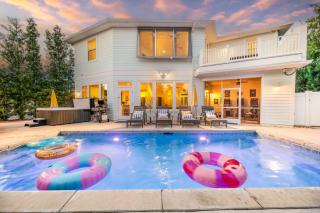 Luxury Resort, Near Beach, Heated Pool, Game Room, Hot Tub, Tiki Bar, Pets - 0