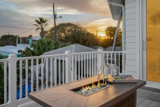 Luxury Resort, Near Beach, Heated Pool, Game Room, Hot Tub, Tiki Bar, Pets - 2