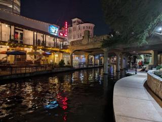 Luxury Riverwalk Condo Pool, Balcony, Parking - 0
