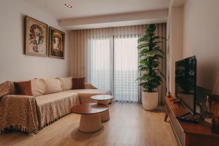 Modern Smart Home with Office, Pool, Gym and Fast WiFi - 10 min to Airport - 4