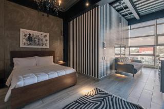 The Striped Loft Modern Elegance-Centric location - 9