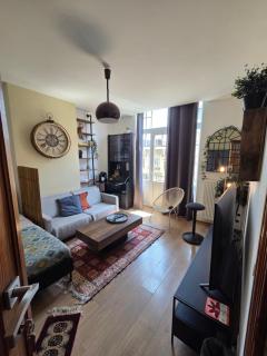 Pb155, balcony with street view - 0