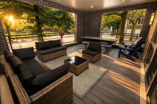 Stylish 5BR West Loop Retreat with Optional Parking - 6