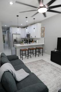 Spacious 3BR Duplex,Free Parking,Near Downtown & IAH - 1