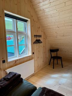 Jákupsstova, Yellow Riverside House in Gjógv - 3