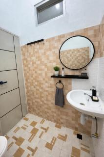 Cozy Stay Near Airport Private Bathroom - 8