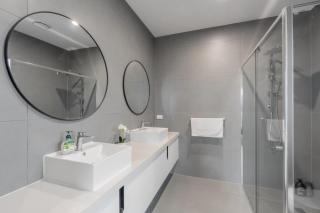 Central Oakleigh East Amenities & Parking - 1