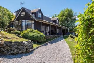 Elevated Frankton Chalet with Lake Views - 0