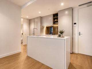 Live Luxe - Modern CBD 2BR Retreat - Pool, Gym & Views - 4