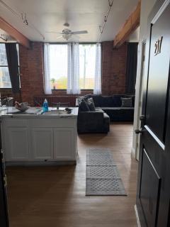 Cozy Downtown Loft - 7