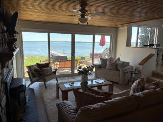 Lakefront home with great wifi - 8