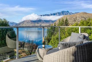 The Gold Rise - Sleeps 8 - Garden - Lake Views - 0